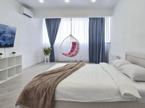 Квартира с большим телевизором и шикарным видом на реку Кубань