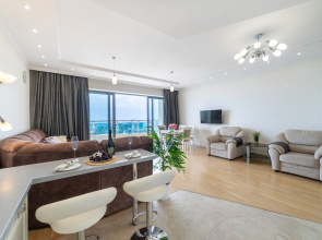 S Dvumya Terrasami I Basseynom Flat