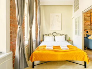 Апартаменты на Большом 13 Два Окна в Спальне