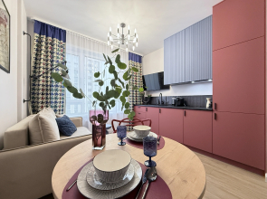 YARKIY DIZAYN, PANORAMA NA REKU PRYAMO S KROVATI Apartments