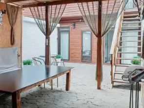 Jonny-House Guest House