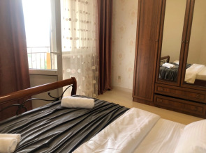 Апартаменты у моря с видом на город и горы