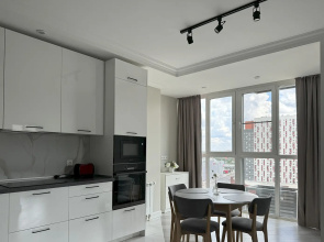 S Panoramnym Ostekleniem I Dizaynerskim Remontom Flat