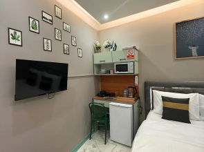 Cozy Warm Studio near the Subway Apartments