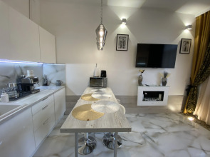 Апартаменты в современном стиле с камином