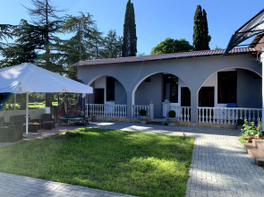 Amra S Sobstvennoy Stolovoy Guest house