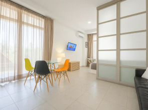 Квартира Студия с витражными окнами с видом на лес и горы