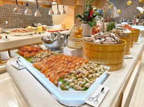 Отель Holiday Inn & Suites Saigon Airport