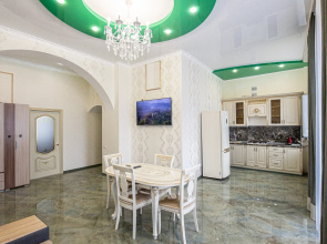 Apartamenty cetyrehkomnatnye s vidom na krepostnuu stenu