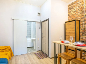 Апартаменты на Большом 13 Два Окна в Спальне