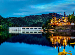 Resort Retro Riverside Wellness