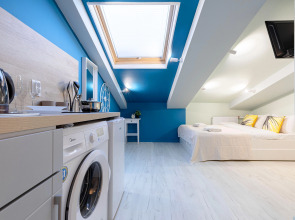 Апартаменты в мансарде LeoHotels на Лоцманской, 20