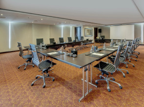 Отель Two Seasons Hotel & Apartments