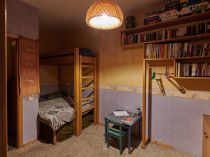 Квартира старинная мебель в лучах солнца