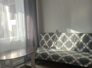 1 Maya. s krasivym vidom na prud Flat