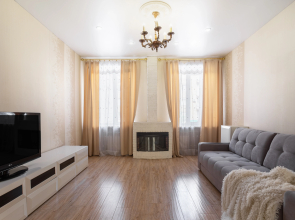 Uyutnaya s kaminom v istoricheskom centre goroda Flat