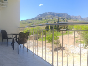 Yalos Guest House