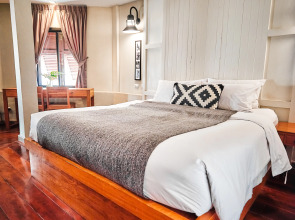 Отель Prince Theatre Heritage Stay