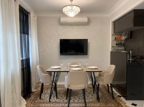 Апартаменты "Эленика" 2-х комнатная Квартира с выходом в парк в Центре города