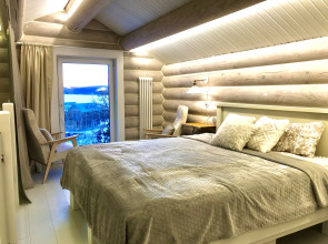 Частный дом Дом на скале с видом на озеро.