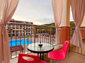 Studiya s Vidom na Gory i Basseyn Apartments