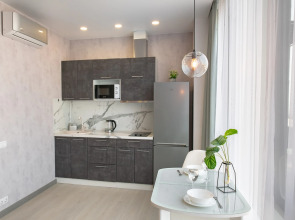 Апартаменты на высоком этаже с видом на мост, недалеко от центра. Брянская 18.