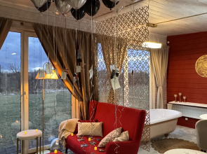 S retro-vannoi u panoramnogo okna s vidom na prirodu Bungalow