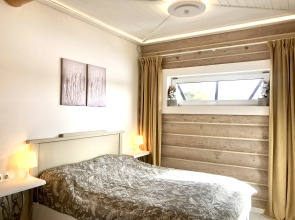 Шале на Скале с Видом на Озеро