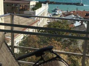 Представительская видовая двухкомнатная квартира с балконами на Набережной Ялты