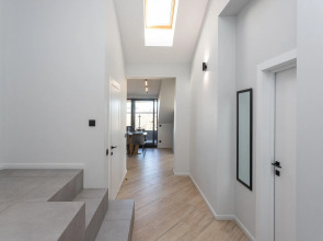 Квартира с Мансардными Окнами и Видом на Море