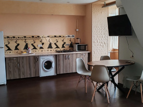 Квартира - студия в центре, есть выход на крышу и бесплатная парковка