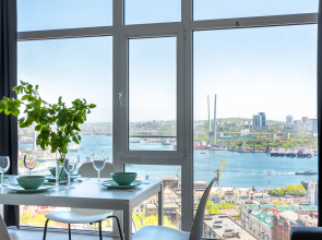 Apartamenty Predstavitel'skij luks London/Paris s vidom na buhtu i mosty by Panorama Suites Group