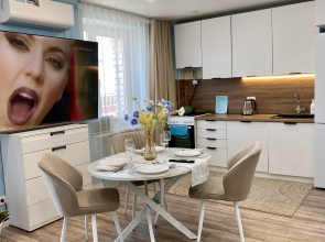 Gornoye Ozero Tsentr u Reki Gostinaya 30 m², Spalnya 25 m², 2 Krovati, Smart TV 85'' Apartments