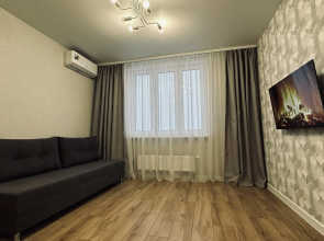 Yarkiy S Vidom Na Ozero Flat