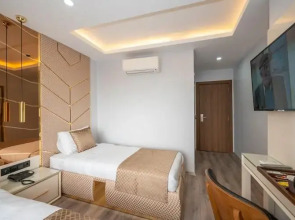 Luxury Airport Hotel by Zazzoni