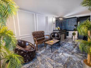 Отель The Queen Hotel