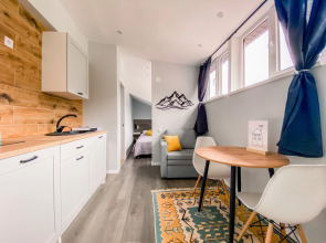 Студия с видом на озеро и горы на улице ГЭС