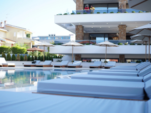 Agnes Deluxe Hotel