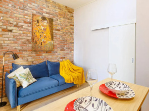 Апартаменты на Большом 13 Два Окна в Спальне