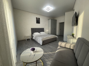 V Novom Dome so Svezhim Remontom Flat