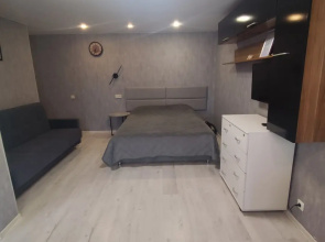 Kvartira s balkonom s WiFi i kondicionerom v centre goroda na 3 etaze