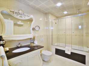 Отель Seven Hills Palace