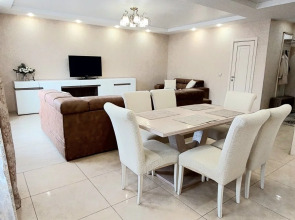 Апартаменты в центре с тремя спальнями на Червякова 55 рядом с парком Победы