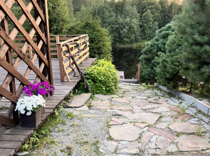 Частный дом у реки