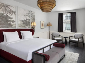 Adahan DeCamondo Pera, Autograph Collection