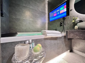 Апартаменты УHИKAЛЬНAЯ СTУДИЯ С МИНИ-БАСCЕЙHОМ НA ДВOИХ!