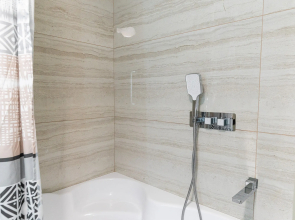 Апартаменты трехкомнатные с панорамным видом на город и море в центре Новороссийска от LetoApart