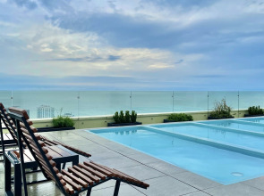 Апартаменты Умные с бассейном у Дендрария