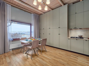 Iris ot Iriny Savelyevoy V tsentre goroda u Kaskadnoy lestnitsy S zavorazhivayushchim vidom na Borgustansky khrebet 6 etazh Apartments