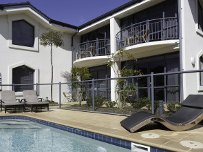 DeLorenzo's Studio Apartments Apartment Hotel